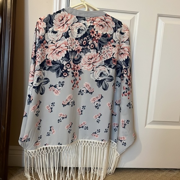Worn once Abercrombie kimono - Picture 2 of 3